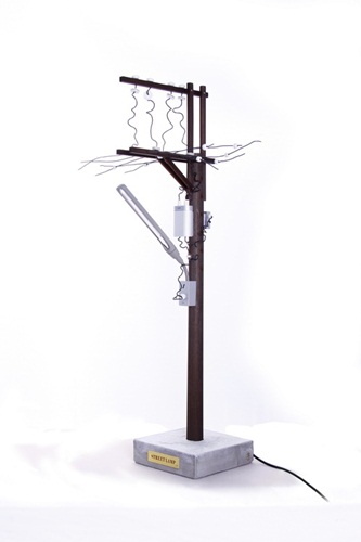 創作靈感來自獨自行過夜裡寧靜的街道，無數街燈，不禁